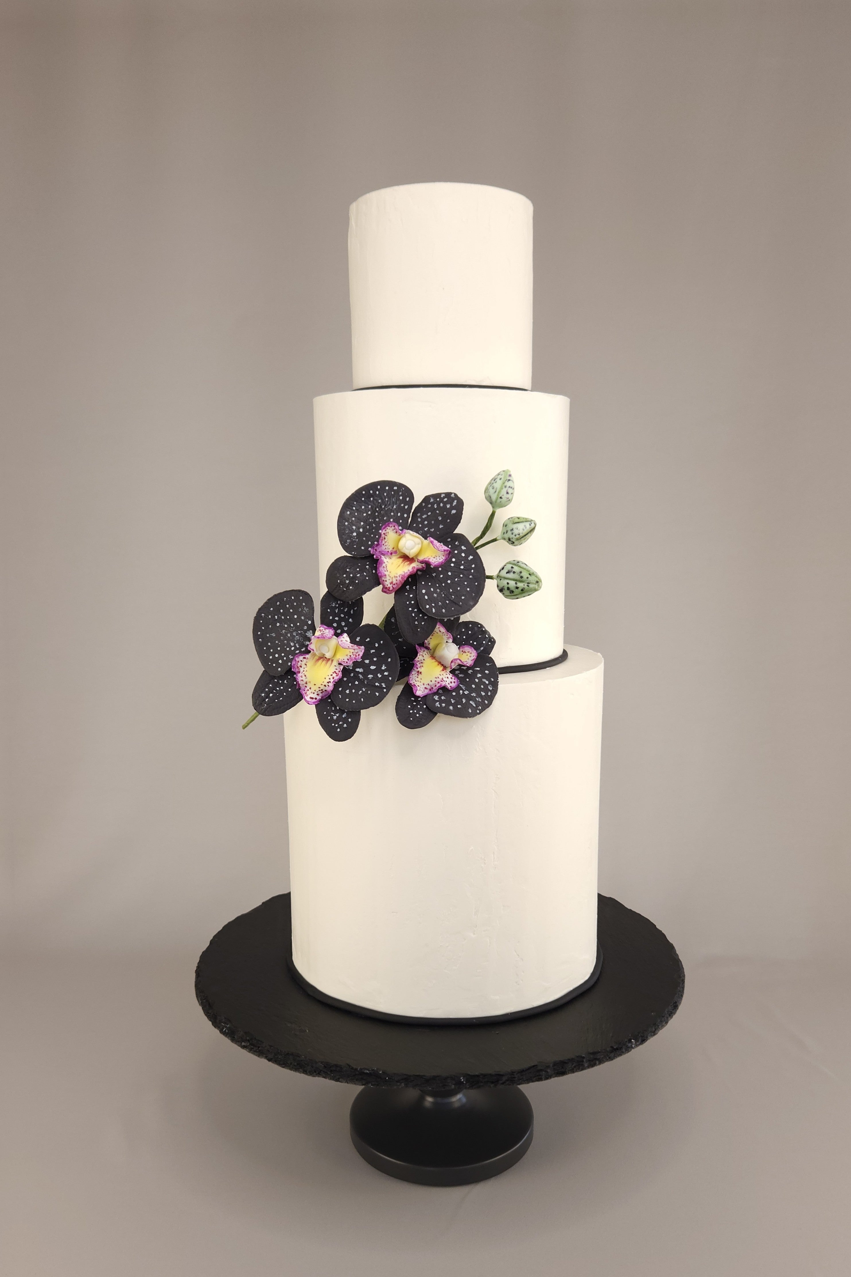 Dreistöckige Design-Torte mit essbaren Blumen aus Zucker kaufen in Berlin