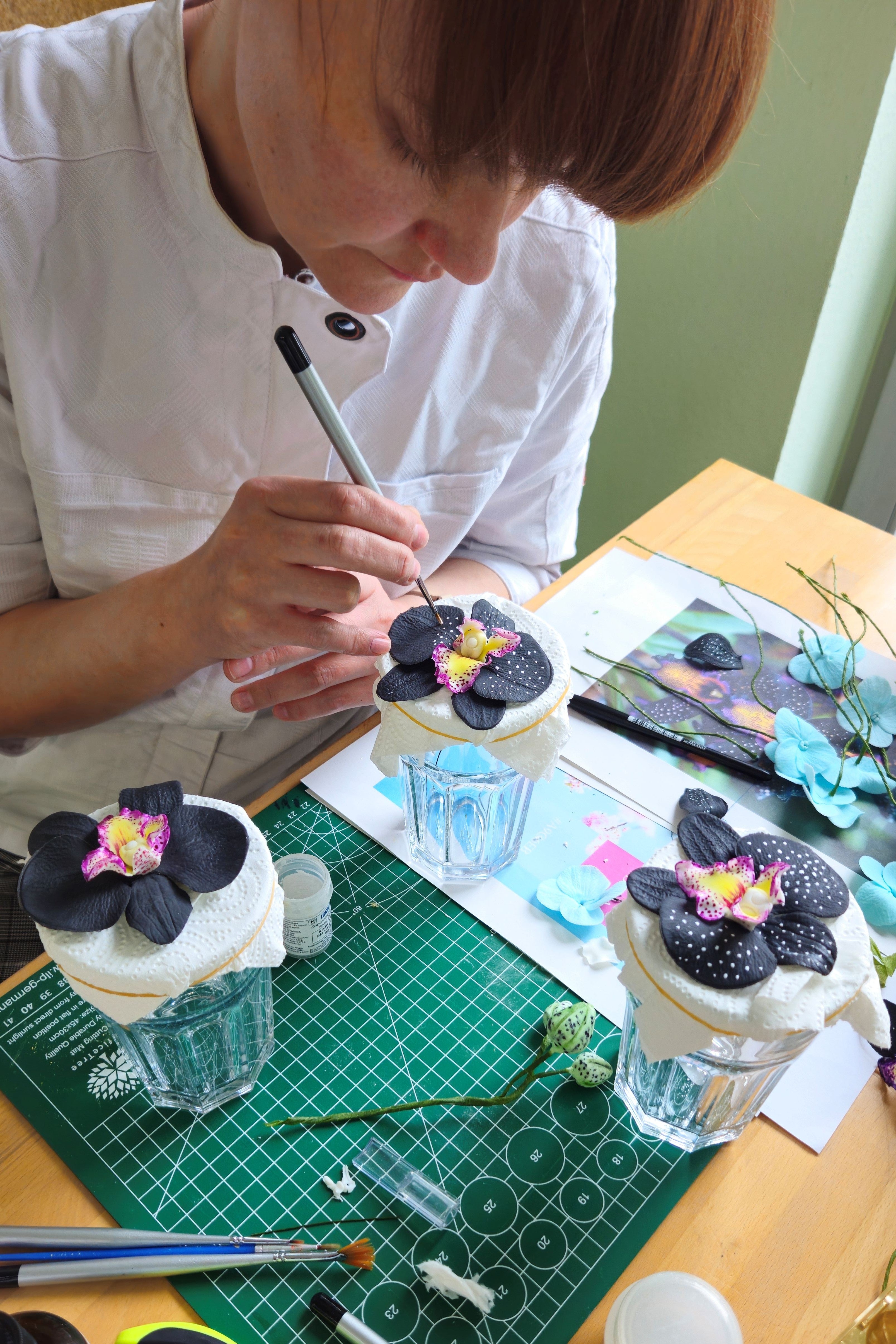 Handarbeit an essbaren Blumen für Hochzeitstorte aus Berlin