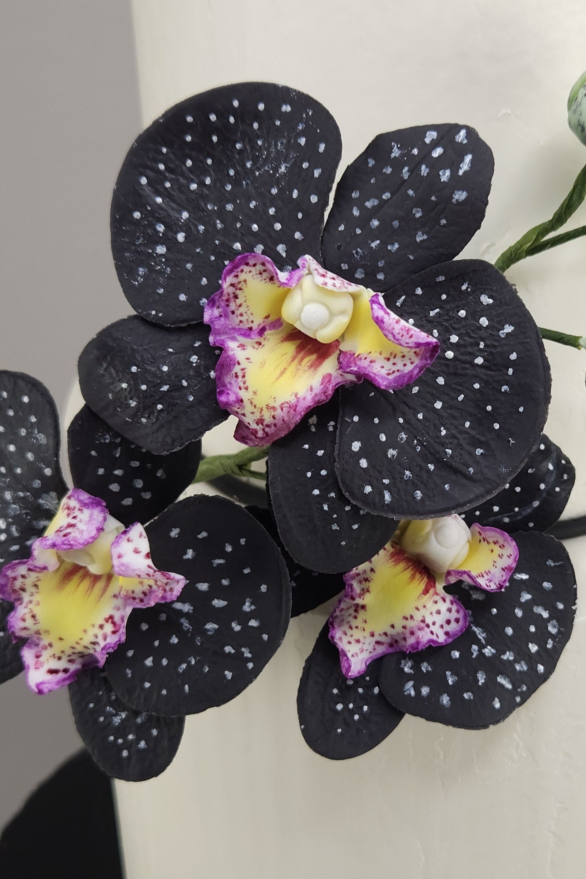 Detailaufnahme essbare Orchideenblüten aus Zucker-Blütenpaste auf Design-Torte