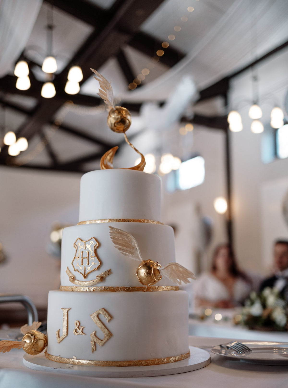 Dreistöckige Hochzeitstorte in Weiß und Gold – handgemacht von Cakesplosive für eine Hochzeit in Berlin