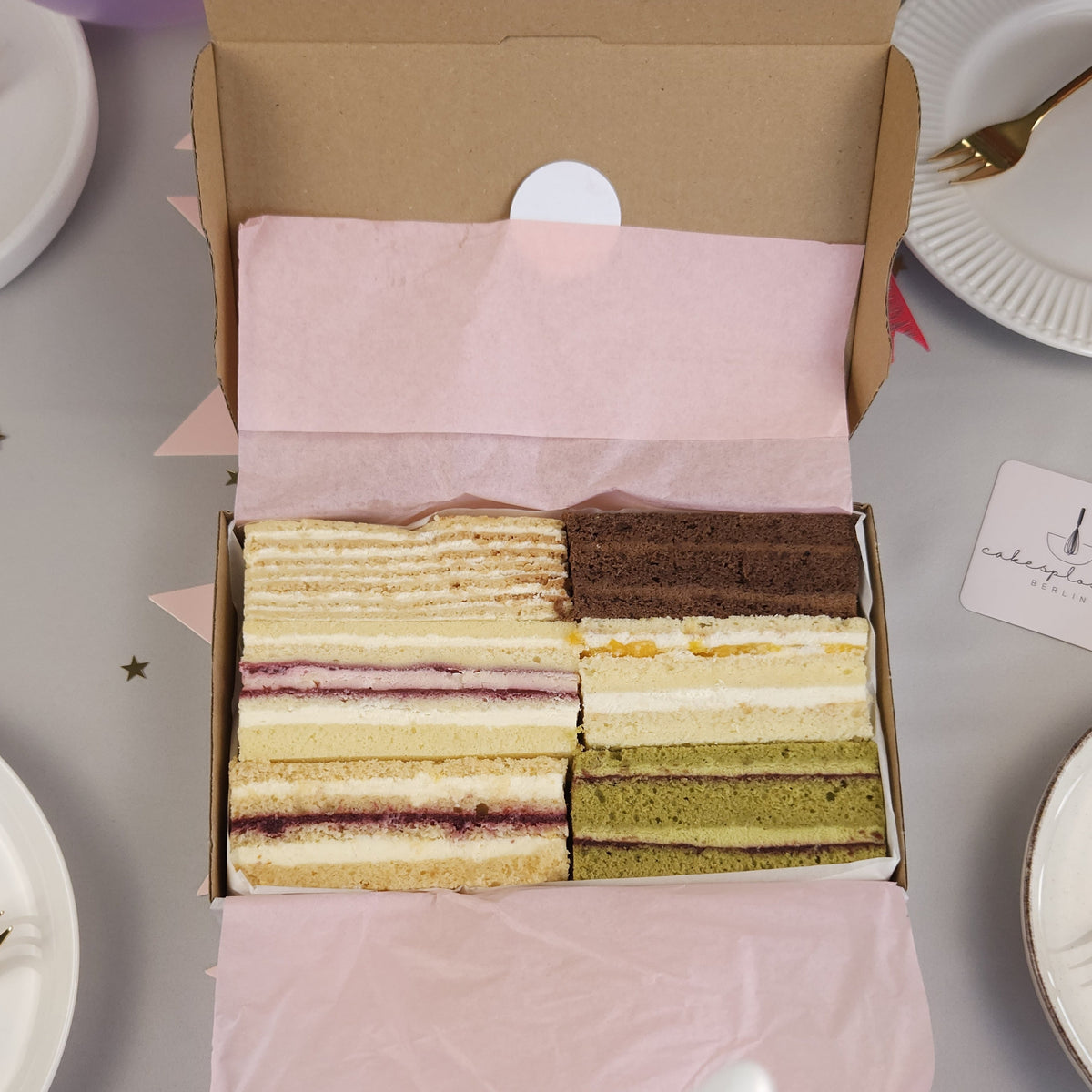 Geöffnete Hochzeitstorten-Probierbox von Cakesplosive mit sechs verschiedenen Tortenstücken