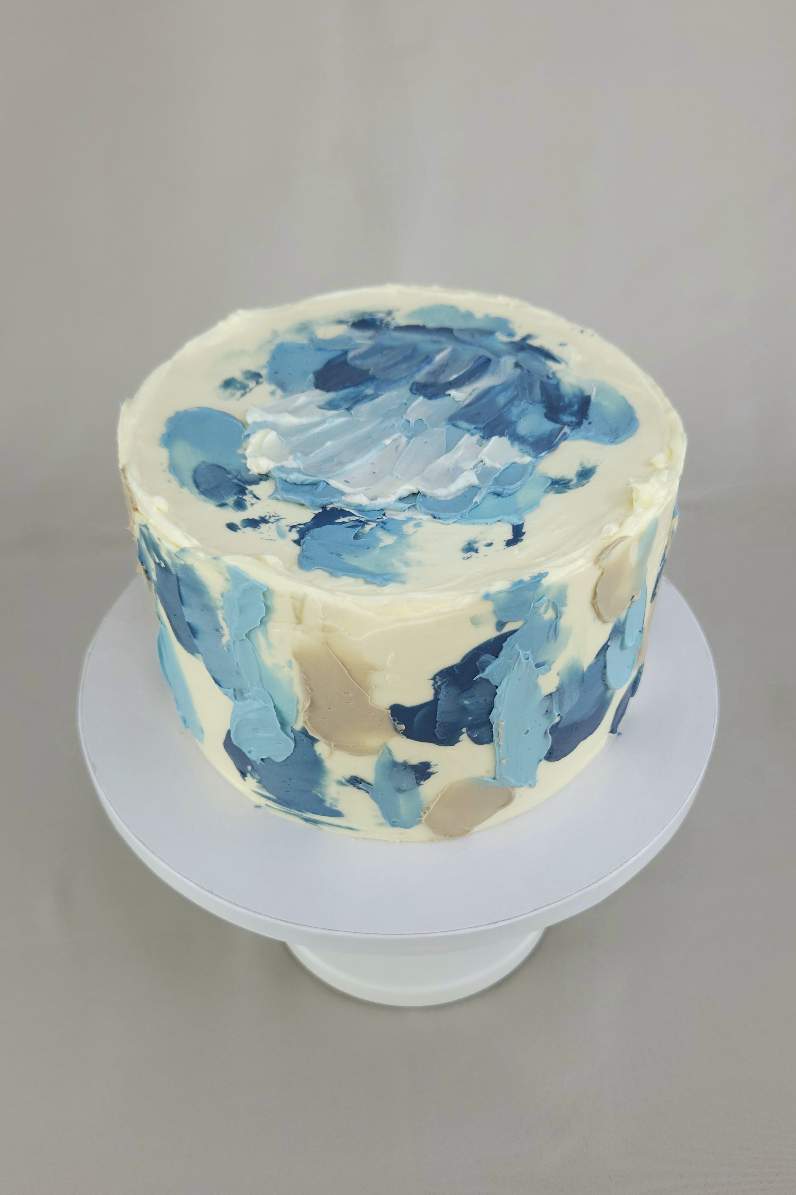 Maritime Design-Torte mit kunstvollem Wellen-Effekt – perfekt für moderne Feiern, Sommerfeste oder als Hochzeitstorte.